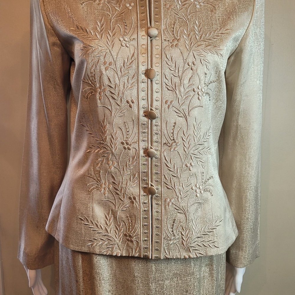 100% SILK SUIT BY ADRIANNA PAPELL, SZ 6